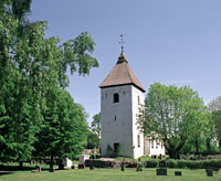 Adels kyrka str troligen p samma plats dr Hovgrdens hedniska lund fanns i frkristen tid